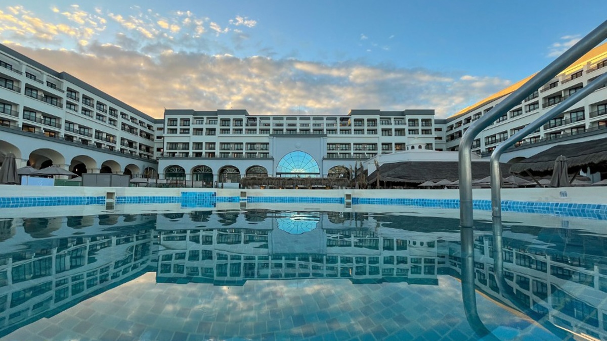 the marriott cancun with pool in middle